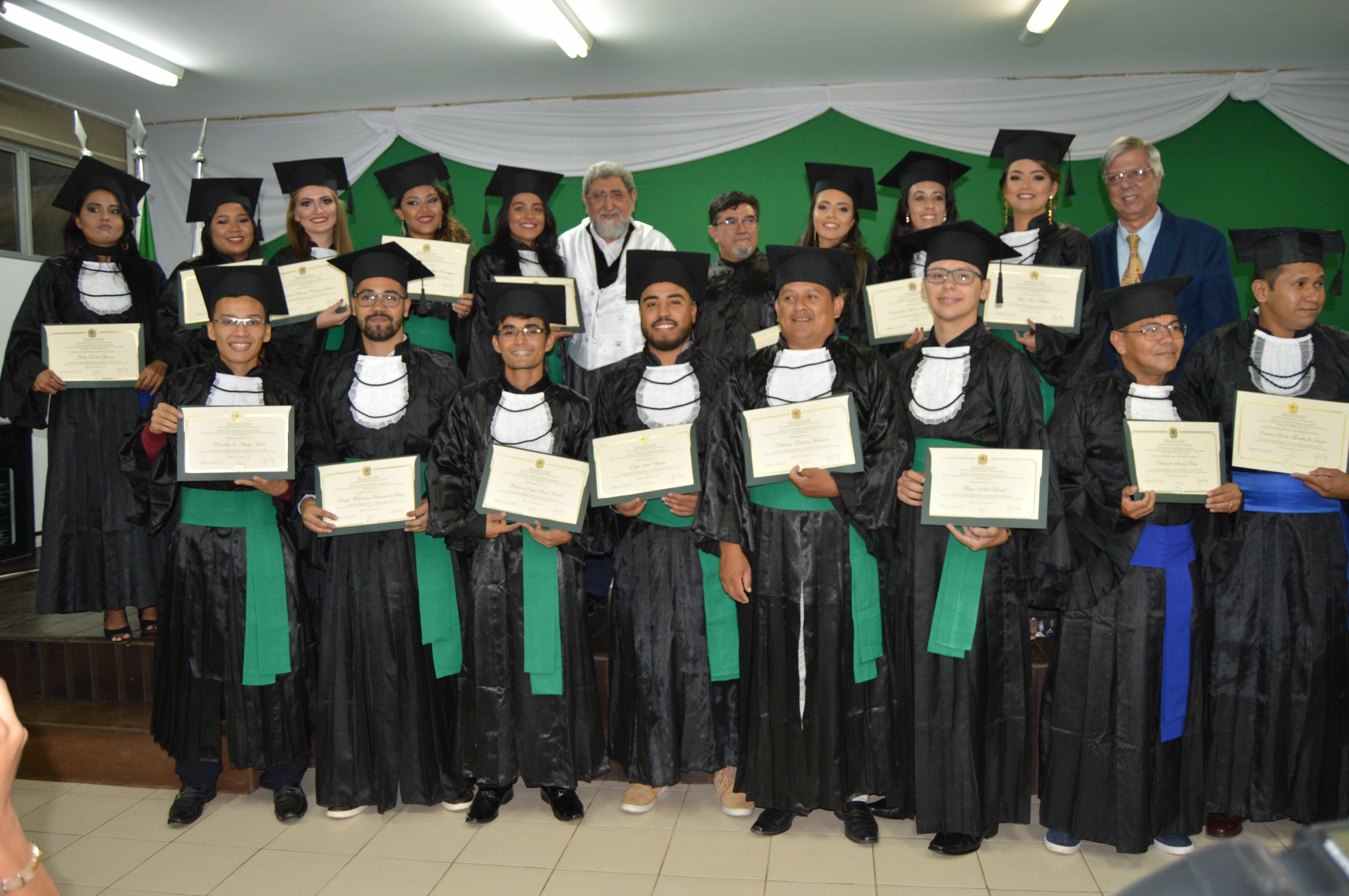 Ao todo, 21 profissionais de três áreas -  Saúde, Biotecnologia e Licenciatura - colaram grau no ISB